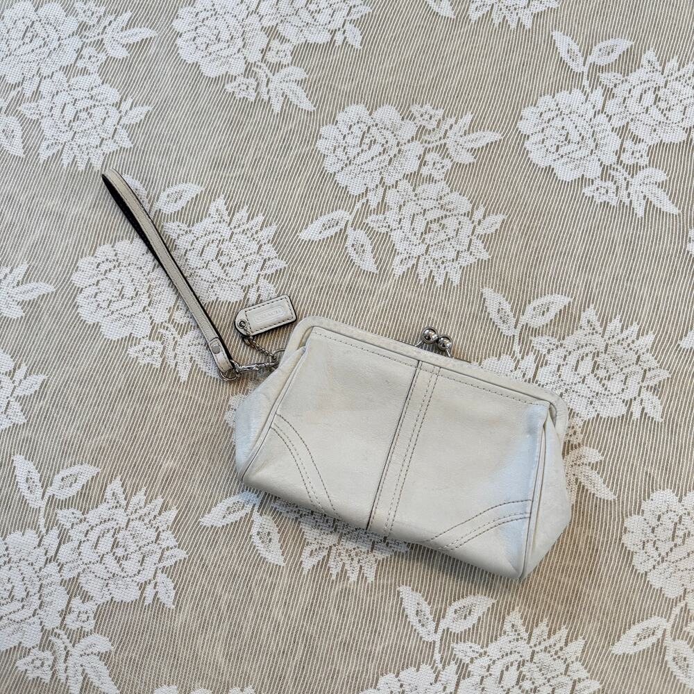 Vintage Y2K Coach Soho Ivory Leather Kisslock Wristlet